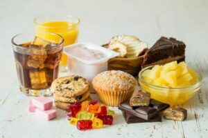 「味が問題」という社内の思い込みを転換。喫食シーンのズレを捉え、パッケージ訴求の変更で売上を改善